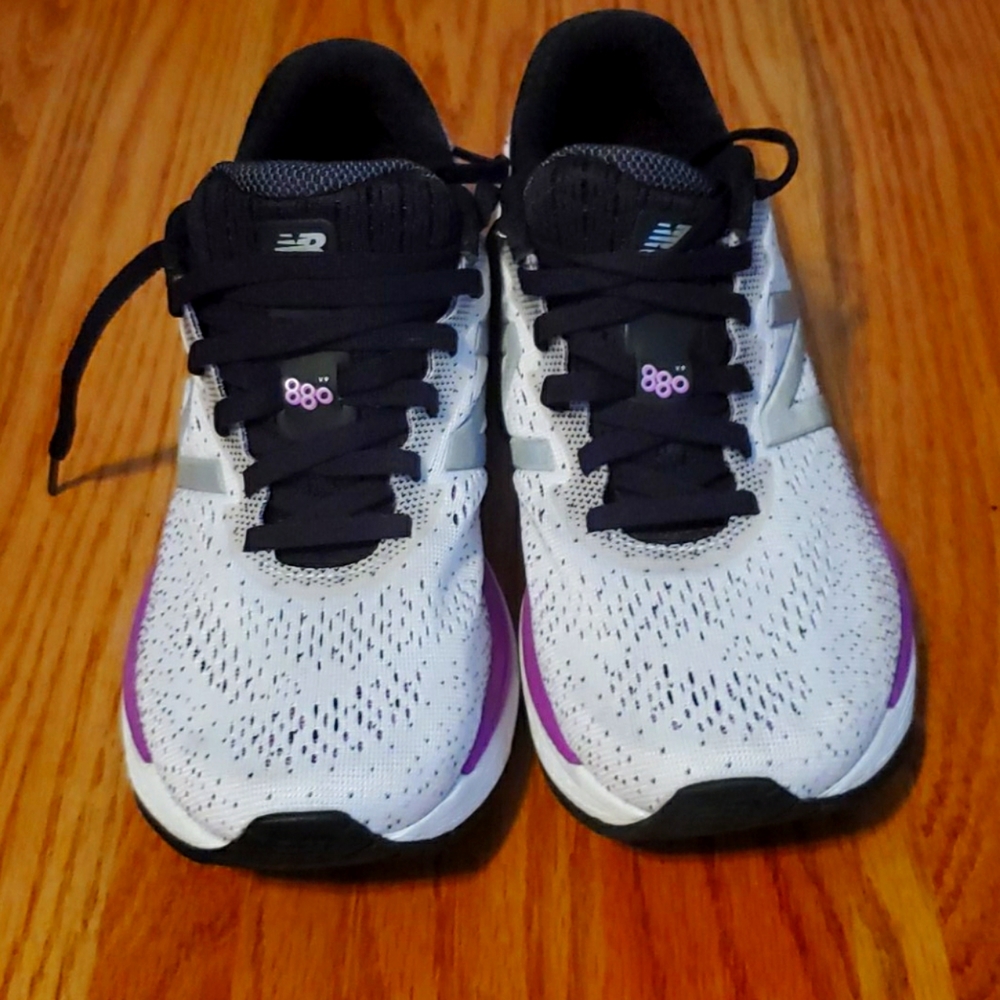 Womans New Balance 880tennis shoes size 7.5